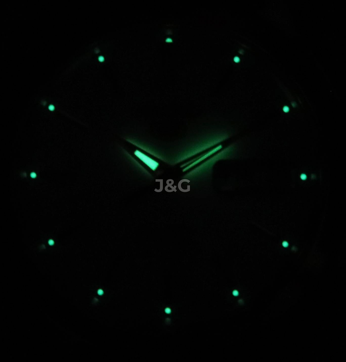 Seiko Automatic movement White Stainless steel Male SNKL24J1. A brand-new Seiko watch featuring a White dial and a Stainless steel strap. Angled view. - view 2