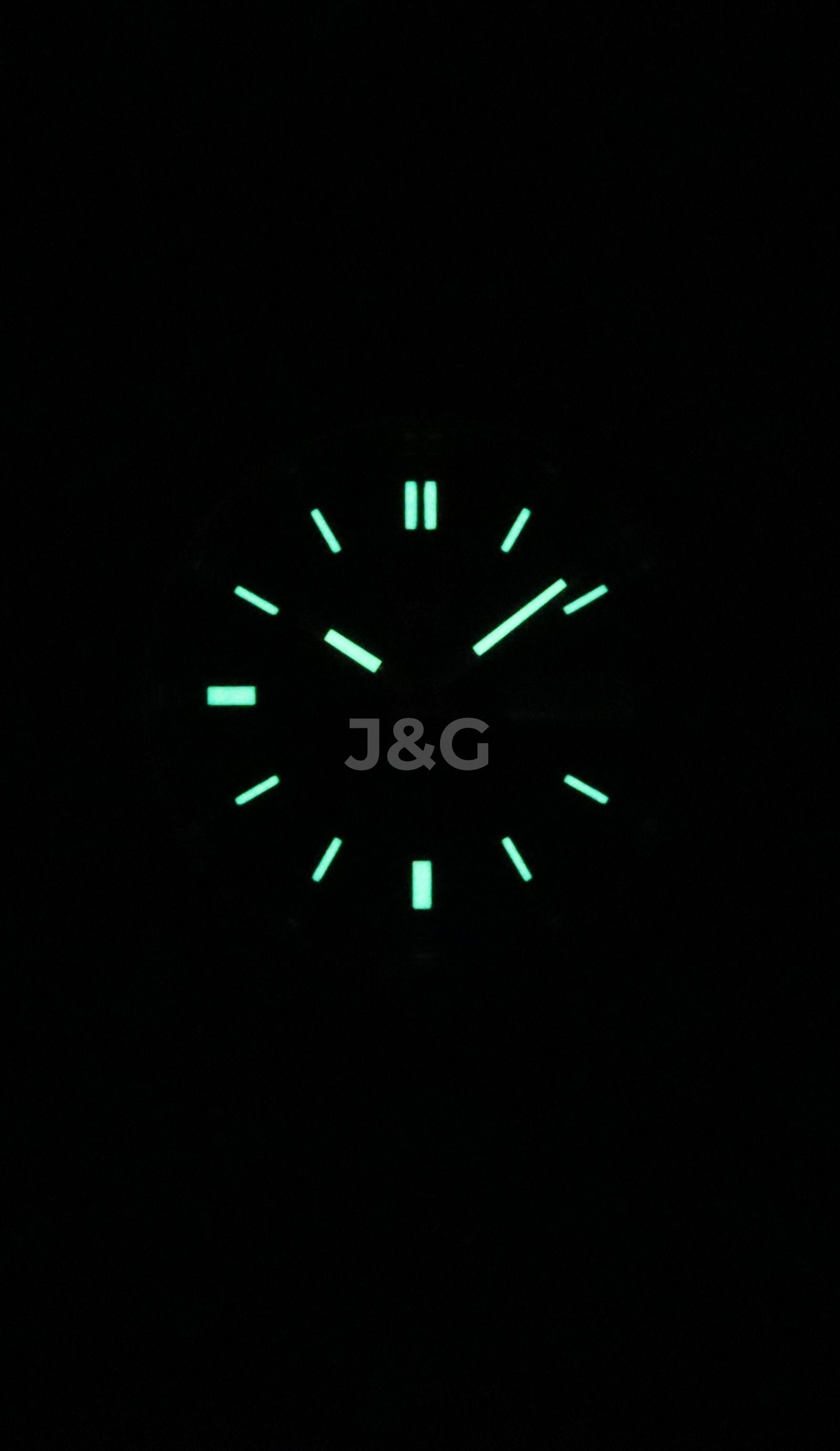 Seiko Automatic movement White Stainless steel Male SNXS77J1. A brand-new Seiko watch featuring a White dial and a Stainless steel strap. Side view. - view 2