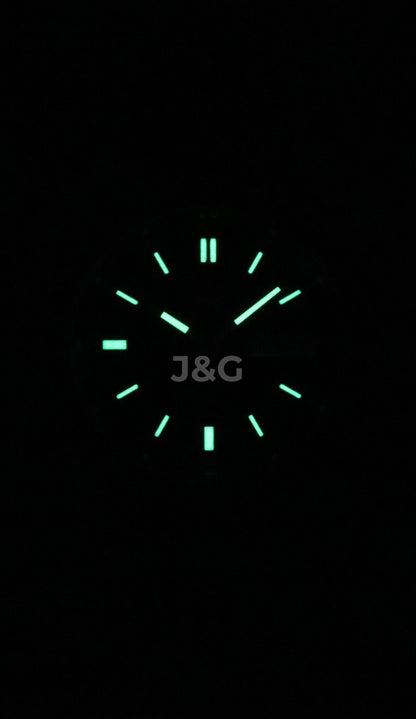 Seiko Automatic movement White Stainless steel Male SNXS77J1. A brand-new Seiko watch featuring a White dial and a Stainless steel strap. Side view. - view 2