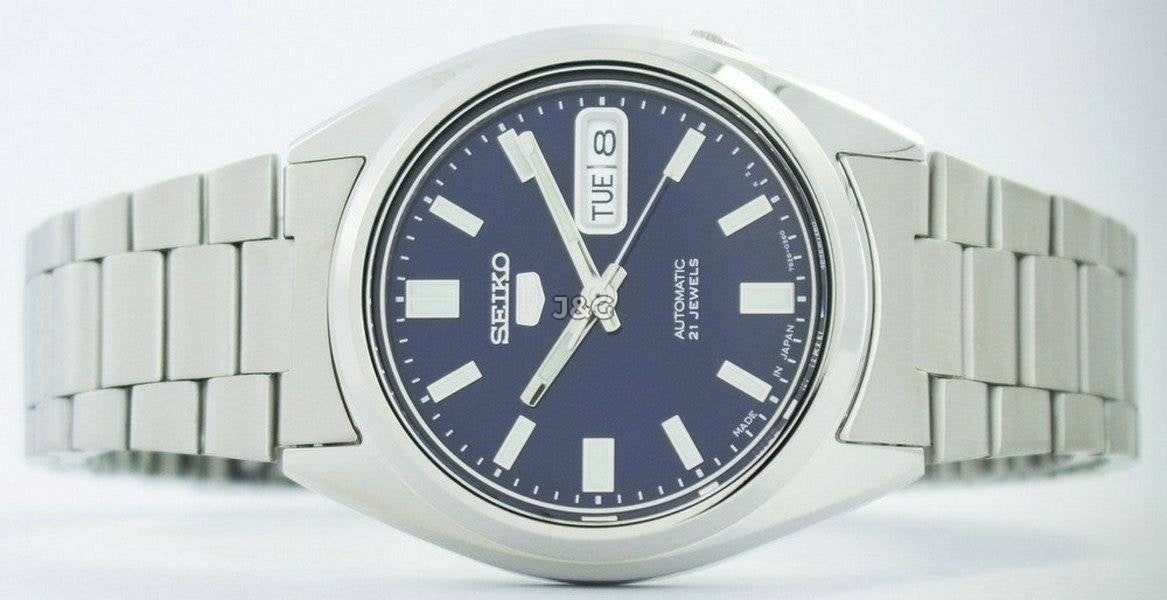 Seiko Automatic movement White Stainless steel Male SNXS77J1. A brand-new Seiko watch featuring a White dial and a Stainless steel strap. Side view. - view 5
