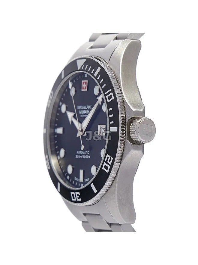 Swiss Alpine Military Automatic movement Black Stainless steel Male 7095.2137.-.GW. A brand-new Swiss Alpine Military watch featuring a Black dial and a Stainless steel strap. Side view. - view 3