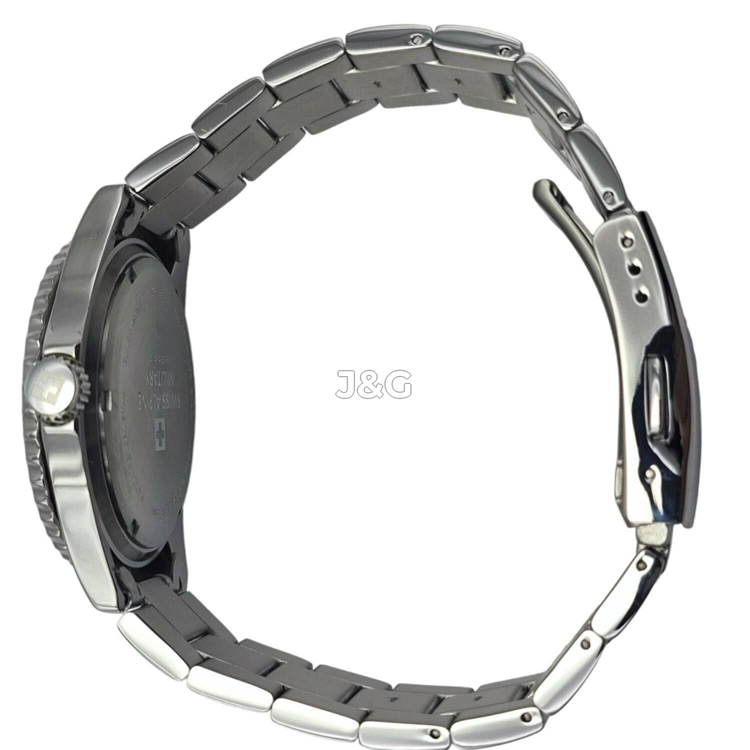 Swiss Alpine Military Master Diver Quartz movement Black Stainless steel Male 7052.1131.-.GW. A brand-new Swiss Alpine Military Master Diver watch featuring a Black dial and a Stainless steel strap. Angled view. - view 2