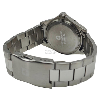 Swiss Alpine Military Master Diver Quartz movement Black Stainless steel Male 7052.1131.-.GW. A brand-new Swiss Alpine Military Master Diver watch featuring a Black dial and a Stainless steel strap. Angled view. - view 4