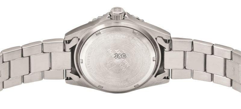 Swiss Alpine Military Master Diver Quartz movement Green Stainless steel Male 7052.1134.-.GW. A brand-new Swiss Alpine Military Master Diver watch featuring a Green dial and a Stainless steel strap. Angled view. - view 3