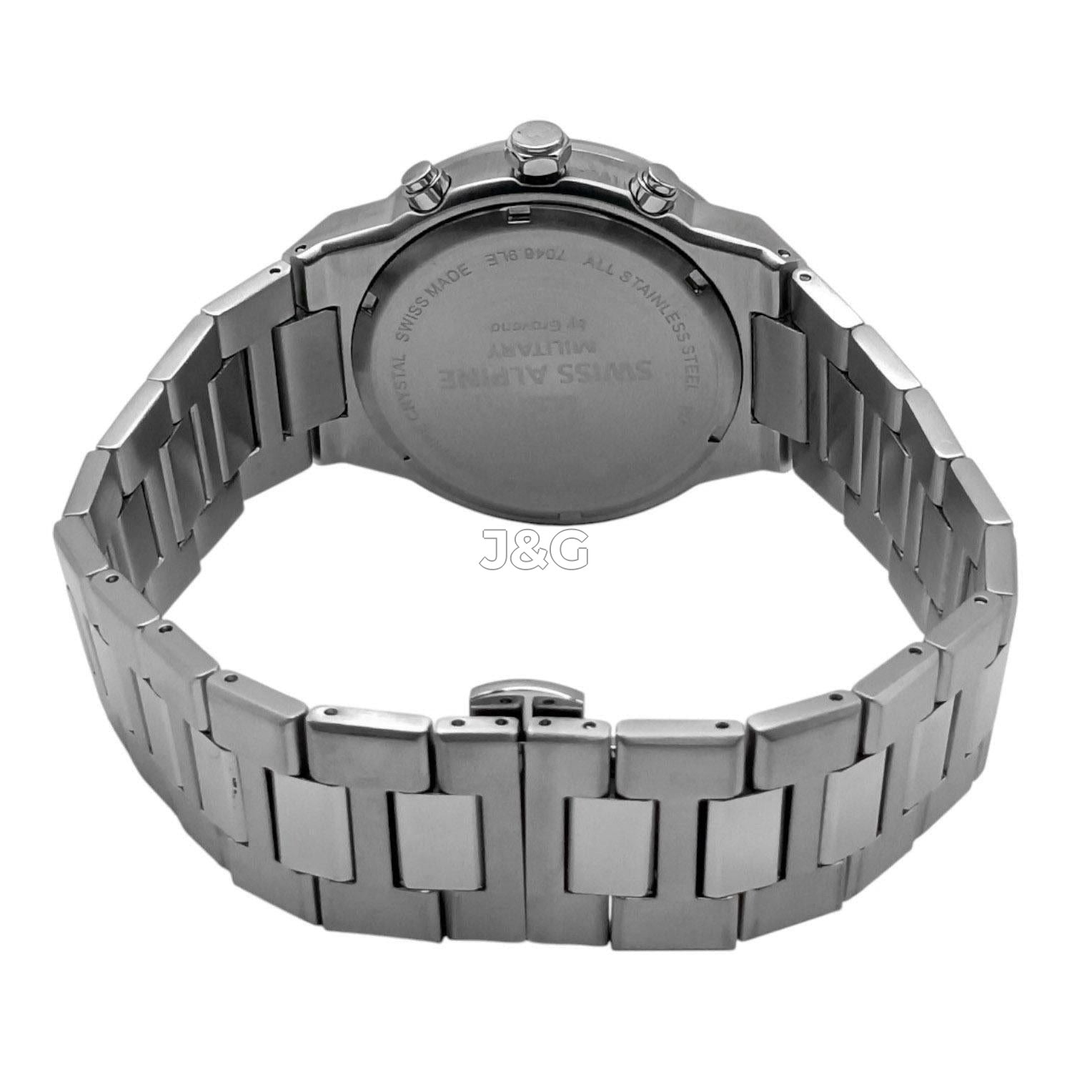 Swiss Alpine Military Pioneer Quartz movement Blue Stainless steel Male 7048.9135.-.GW. A brand-new Swiss Alpine Military Pioneer watch featuring a Blue dial and a Stainless steel strap. Angled view. - view 3