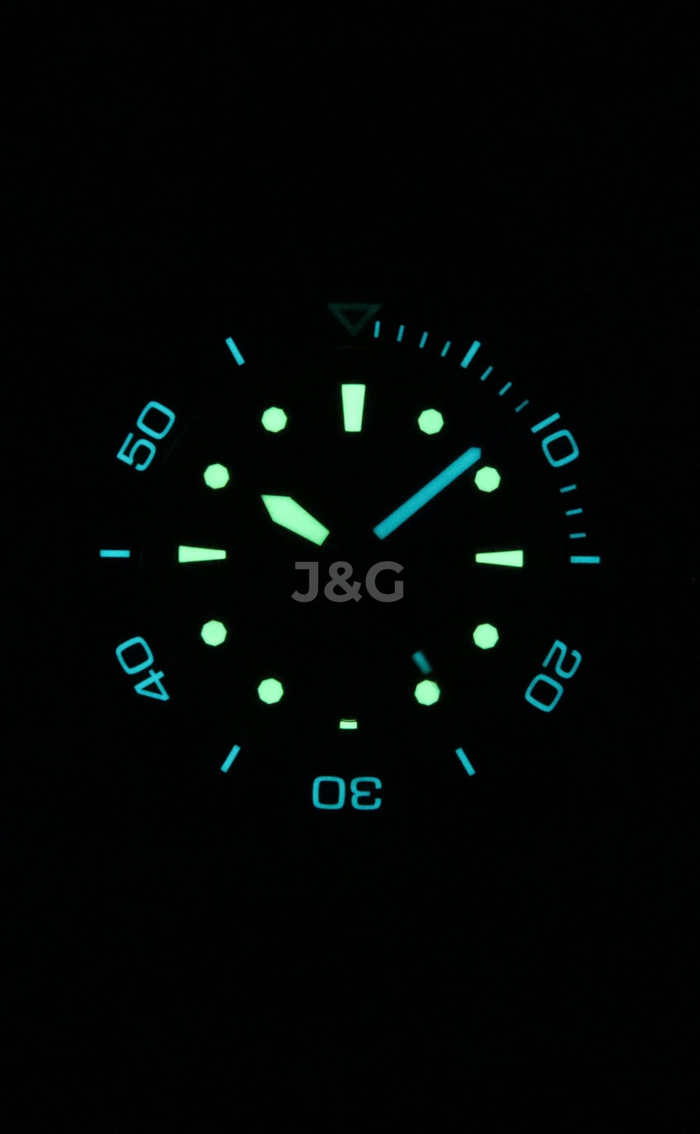 Tag Heuer Aquaracer Automatic movement Green Titanium Male WBP208B.BF0631. A brand-new Tag Heuer Aquaracer watch featuring a Green dial and a Titanium strap. Angled view. - view 2